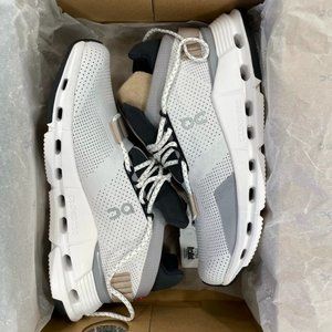 ON Running CloudNova size 6 in White Sand